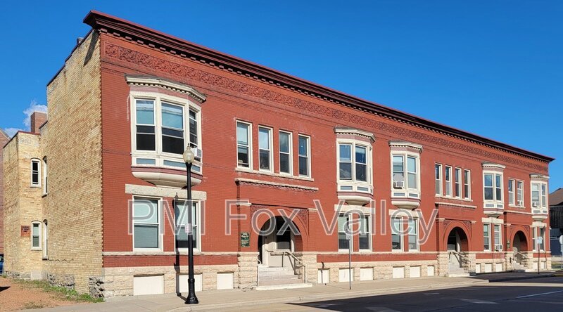 Sunny 3 bed apartment with some classic character with modern conveniences. Located in the heart of Oshkosh –  136 High Ave Apt D property image
