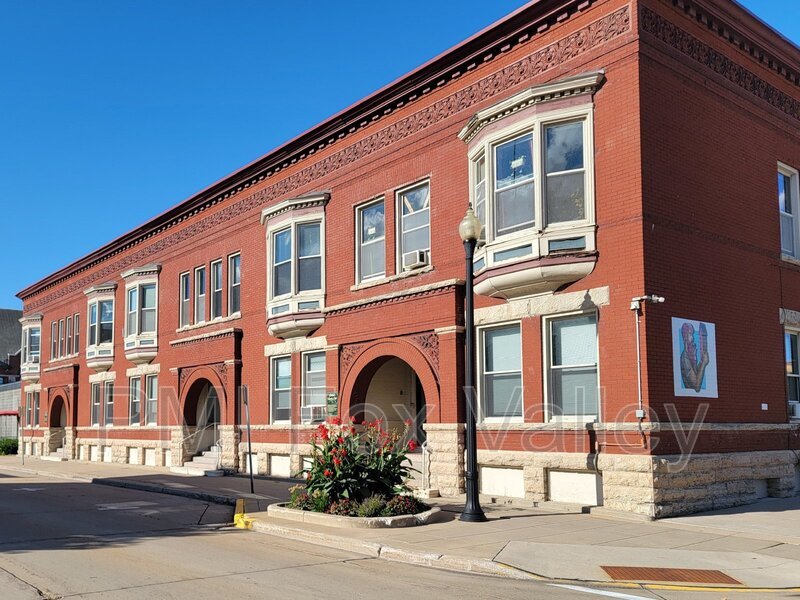 Sunny 3 bed apartment with some classic character with modern conveniences. Located in the heart of Oshkosh –  136 High Ave Apt D property image