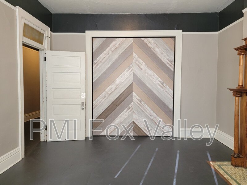 Sunny 3 bed apartment with some classic character with modern conveniences. Located in the heart of Oshkosh –  136 High Ave Apt D property image