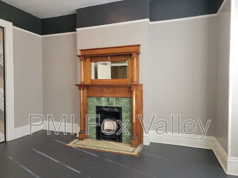 Sunny 3 bed apartment with some classic character with modern conveniences. Located in the heart of Oshkosh –  136 High Ave Apt D property image
