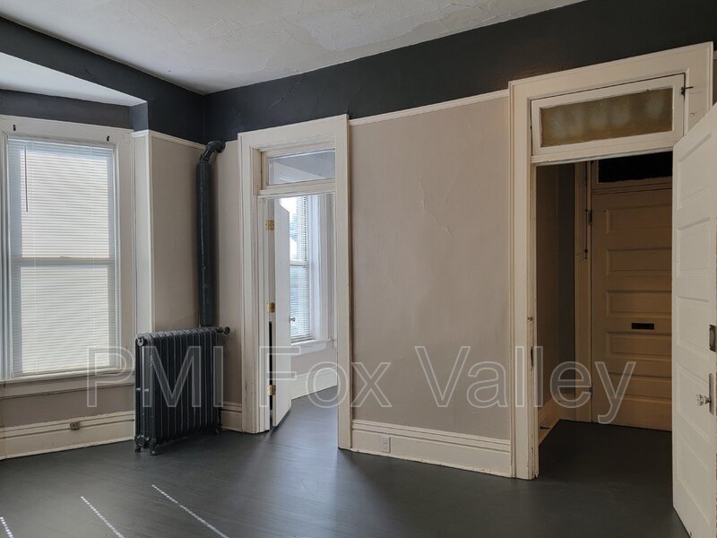 Sunny 3 bed apartment with some classic character with modern conveniences. Located in the heart of Oshkosh –  136 High Ave Apt D property image