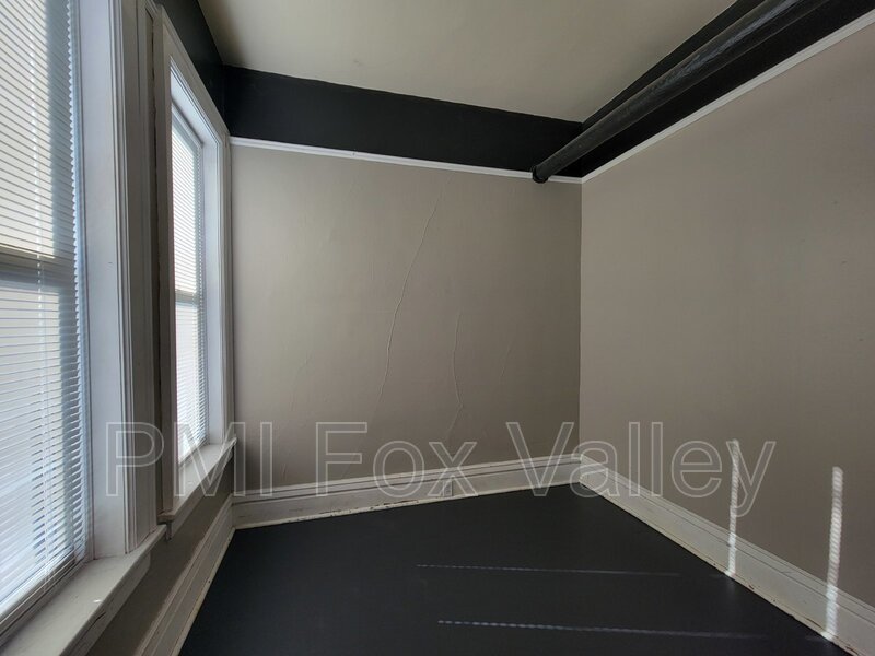 Sunny 3 bed apartment with some classic character with modern conveniences. Located in the heart of Oshkosh –  136 High Ave Apt D property image