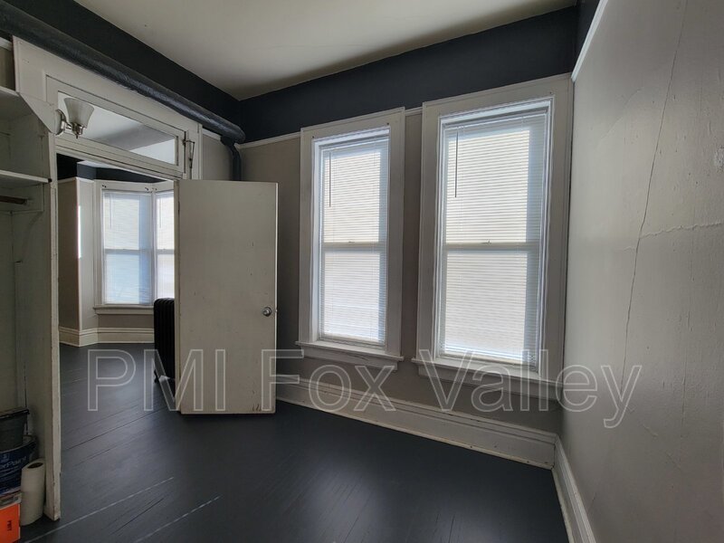 Sunny 3 bed apartment with some classic character with modern conveniences. Located in the heart of Oshkosh –  136 High Ave Apt D property image
