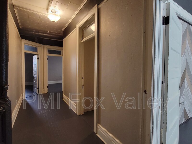 Sunny 3 bed apartment with some classic character with modern conveniences. Located in the heart of Oshkosh –  136 High Ave Apt D property image