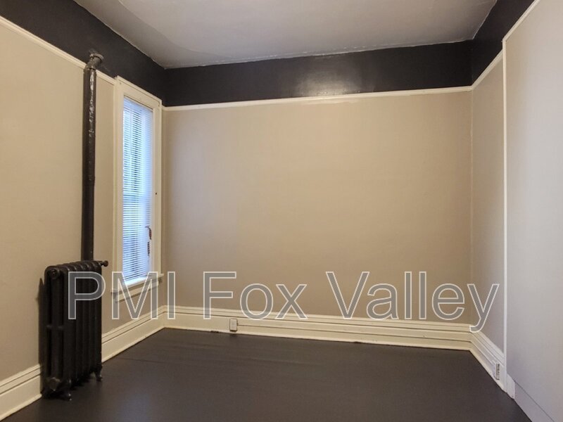 Sunny 3 bed apartment with some classic character with modern conveniences. Located in the heart of Oshkosh –  136 High Ave Apt D property image
