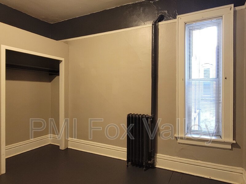 Sunny 3 bed apartment with some classic character with modern conveniences. Located in the heart of Oshkosh –  136 High Ave Apt D property image