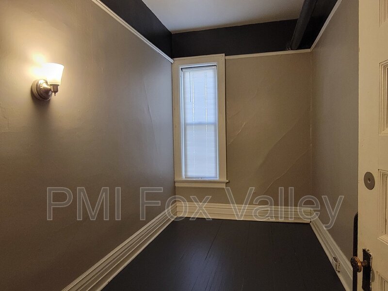 Sunny 3 bed apartment with some classic character with modern conveniences. Located in the heart of Oshkosh –  136 High Ave Apt D property image