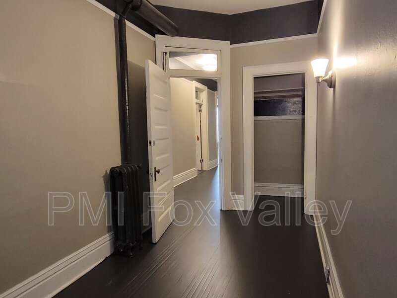 Sunny 3 bed apartment with some classic character with modern conveniences. Located in the heart of Oshkosh –  136 High Ave Apt D property image