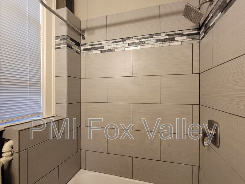 Sunny 3 bed apartment with some classic character with modern conveniences. Located in the heart of Oshkosh –  136 High Ave Apt D property image