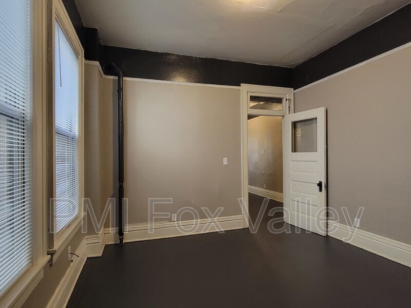 Sunny 3 bed apartment with some classic character with modern conveniences. Located in the heart of Oshkosh –  136 High Ave Apt D property image