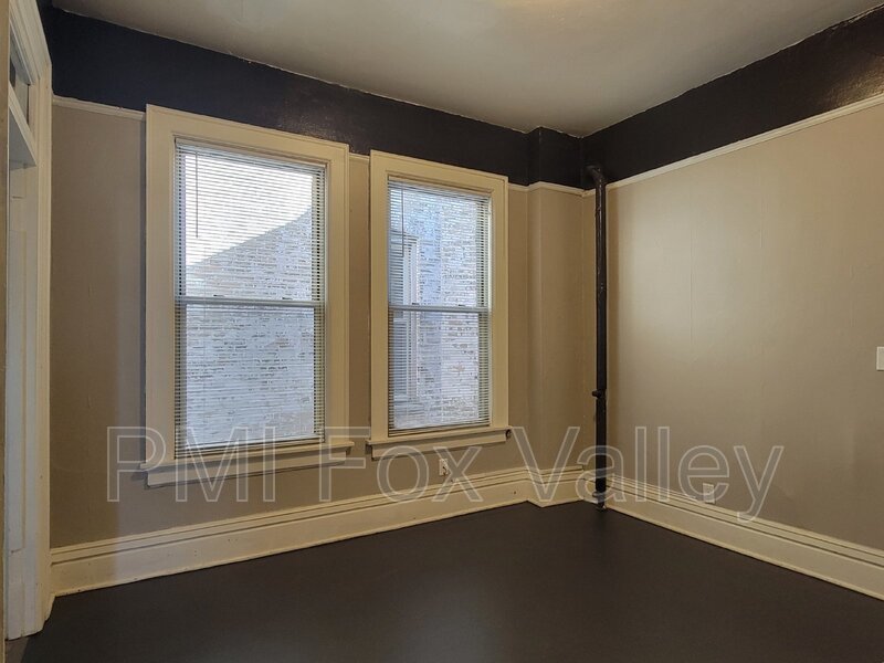 Sunny 3 bed apartment with some classic character with modern conveniences. Located in the heart of Oshkosh –  136 High Ave Apt D property image