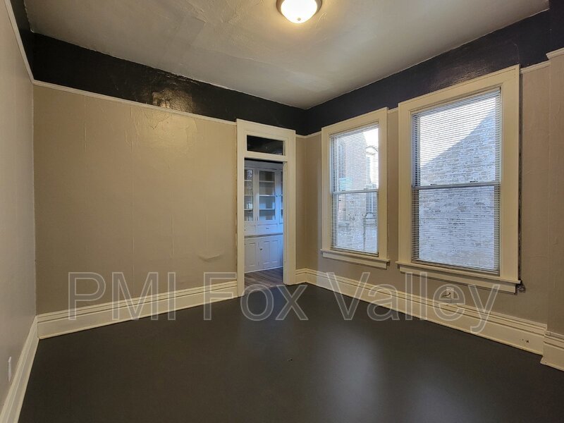 Sunny 3 bed apartment with some classic character with modern conveniences. Located in the heart of Oshkosh –  136 High Ave Apt D property image