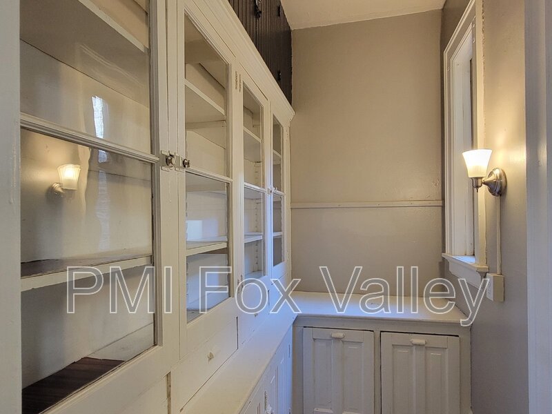 Sunny 3 bed apartment with some classic character with modern conveniences. Located in the heart of Oshkosh –  136 High Ave Apt D property image