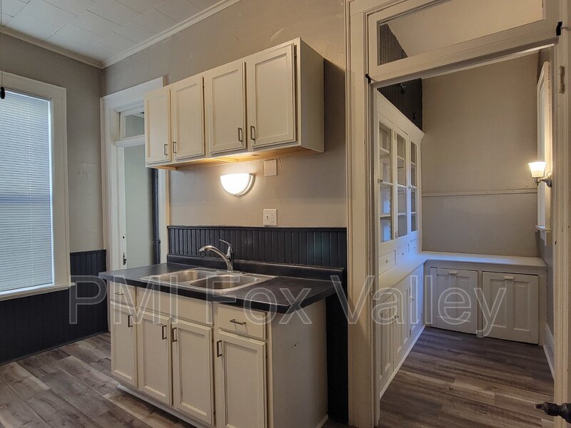 Sunny 3 bed apartment with some classic character with modern conveniences. Located in the heart of Oshkosh –  136 High Ave Apt D property image
