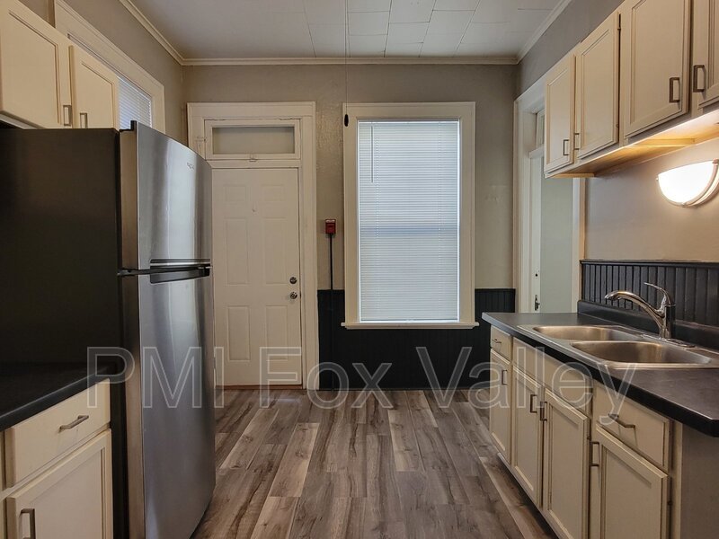 Sunny 3 bed apartment with some classic character with modern conveniences. Located in the heart of Oshkosh –  136 High Ave Apt D property image