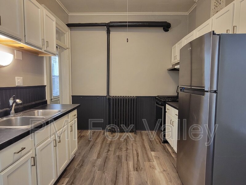 Sunny 3 bed apartment with some classic character with modern conveniences. Located in the heart of Oshkosh –  136 High Ave Apt D property image