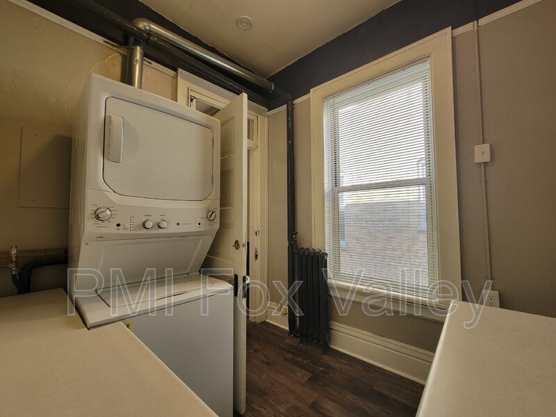 Sunny 3 bed apartment with some classic character with modern conveniences. Located in the heart of Oshkosh –  136 High Ave Apt D property image