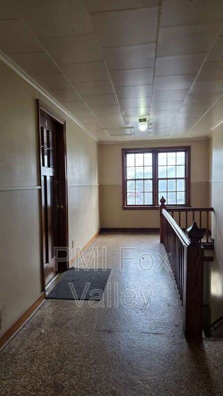 Large 2 Bedroom Upper Apartment in Menasha WI property image