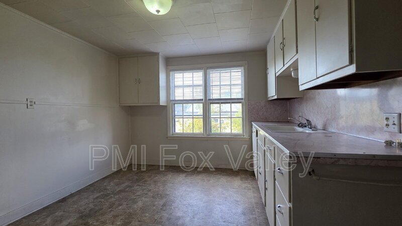 Large 2 Bedroom Upper Apartment in Menasha WI property image