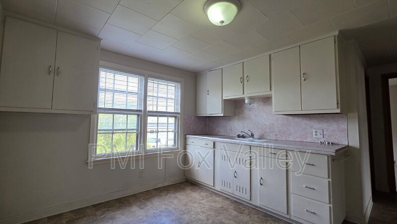 Large 2 Bedroom Upper Apartment in Menasha WI property image