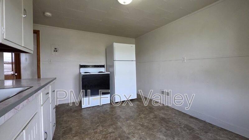 Large 2 Bedroom Upper Apartment in Menasha WI property image