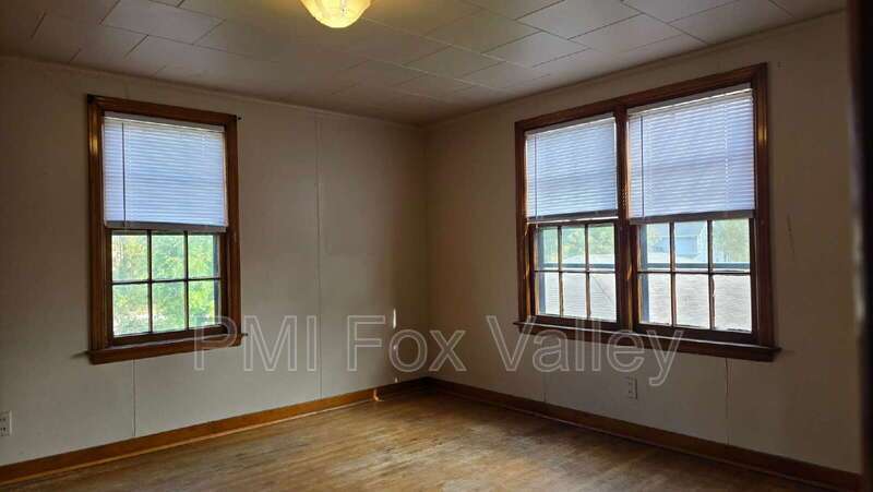 Large 2 Bedroom Upper Apartment in Menasha WI property image