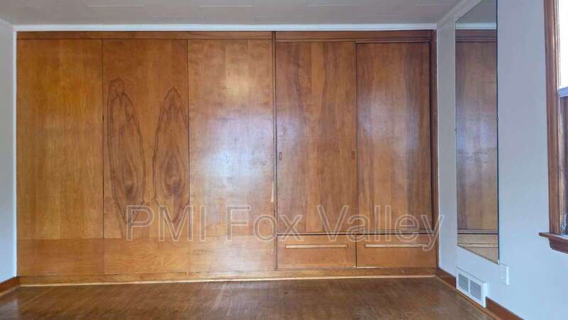 Large 2 Bedroom Upper Apartment in Menasha WI property image