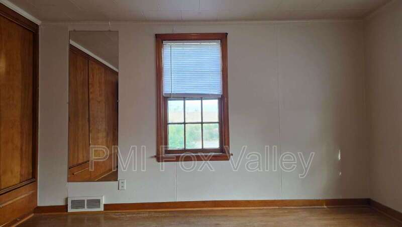 Large 2 Bedroom Upper Apartment in Menasha WI property image