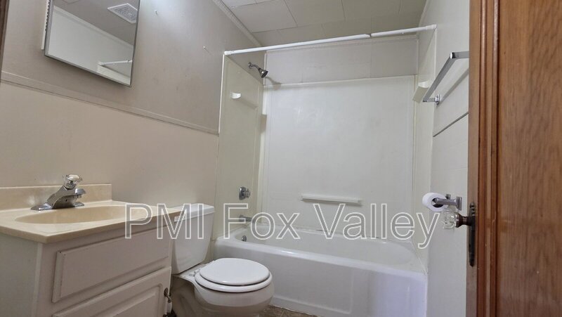 Large 2 Bedroom Upper Apartment in Menasha WI property image