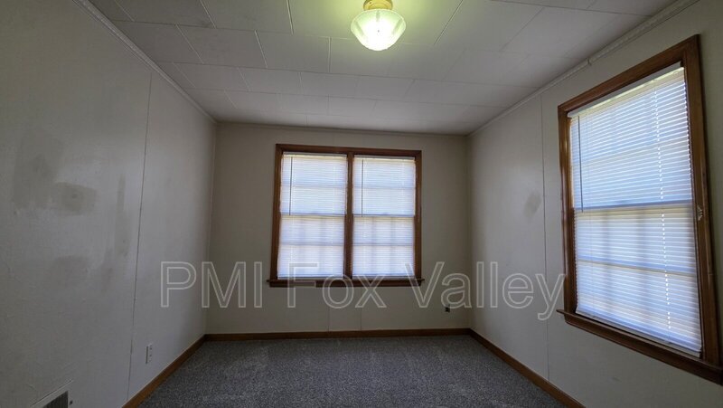 Large 2 Bedroom Upper Apartment in Menasha WI property image