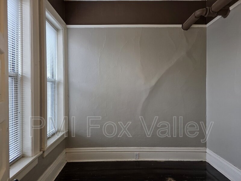 Updated 4-Bedroom Apartment in Oshkosh - 136 High Ave, Oshkosh, WI 54901 property image