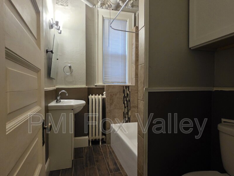 Updated 4-Bedroom Apartment in Oshkosh - 136 High Ave, Oshkosh, WI 54901 property image