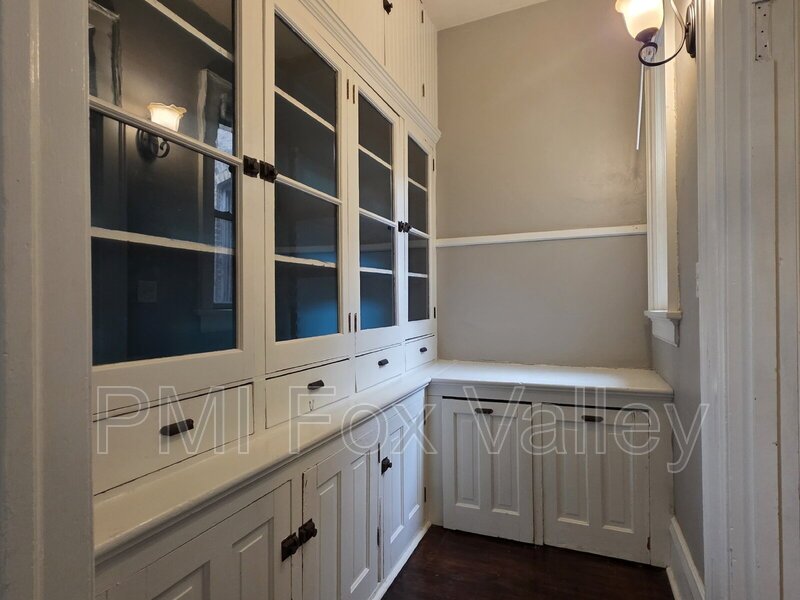 Updated 4-Bedroom Apartment in Oshkosh - 136 High Ave, Oshkosh, WI 54901 property image