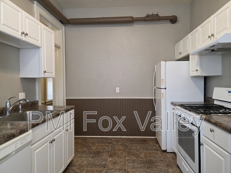 Updated 4-Bedroom Apartment in Oshkosh - 136 High Ave, Oshkosh, WI 54901 property image