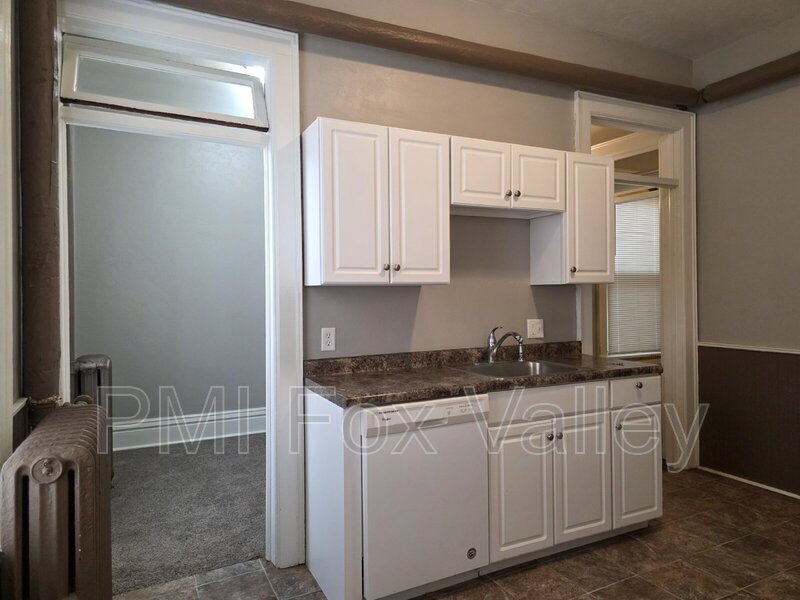 Updated 4-Bedroom Apartment in Oshkosh - 136 High Ave, Oshkosh, WI 54901 property image