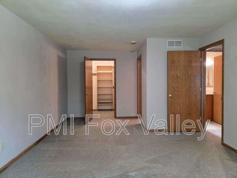 Newly renovated 3-Bed, 2-Bath Duplex Retreat in Appleton property image