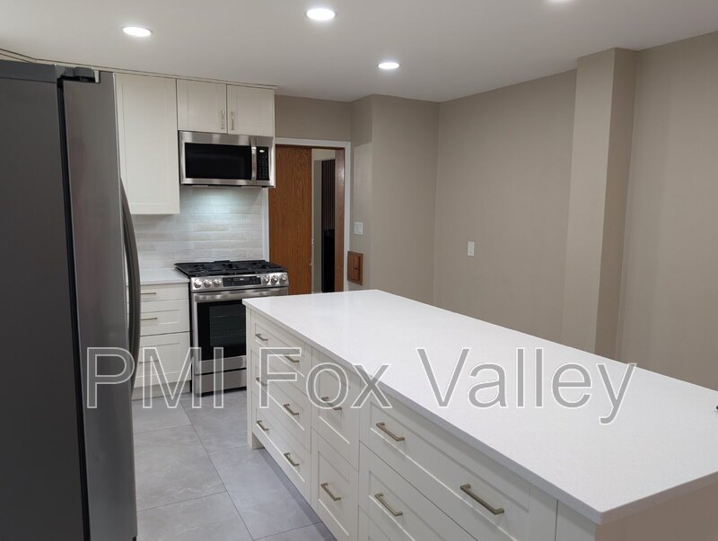 Spacious 4 bedroom 3 bathroom family home in Neenah property image