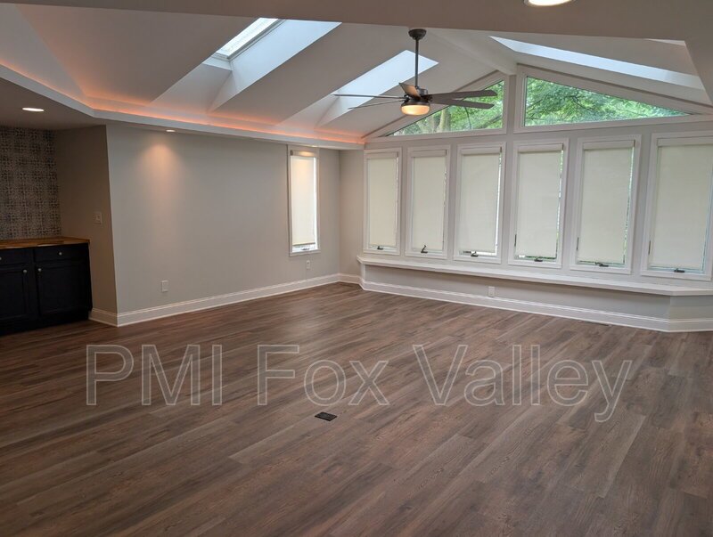 Spacious 4 bedroom 3 bathroom family home in Neenah property image