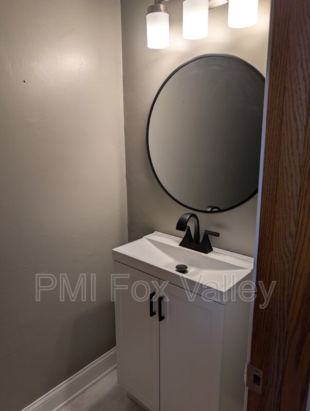 Spacious 4 bedroom 3 bathroom family home in Neenah property image
