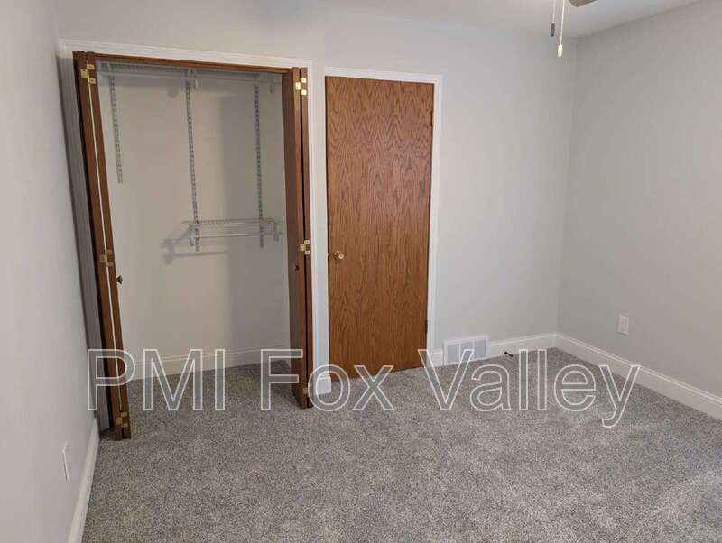 Spacious 4 bedroom 3 bathroom family home in Neenah property image