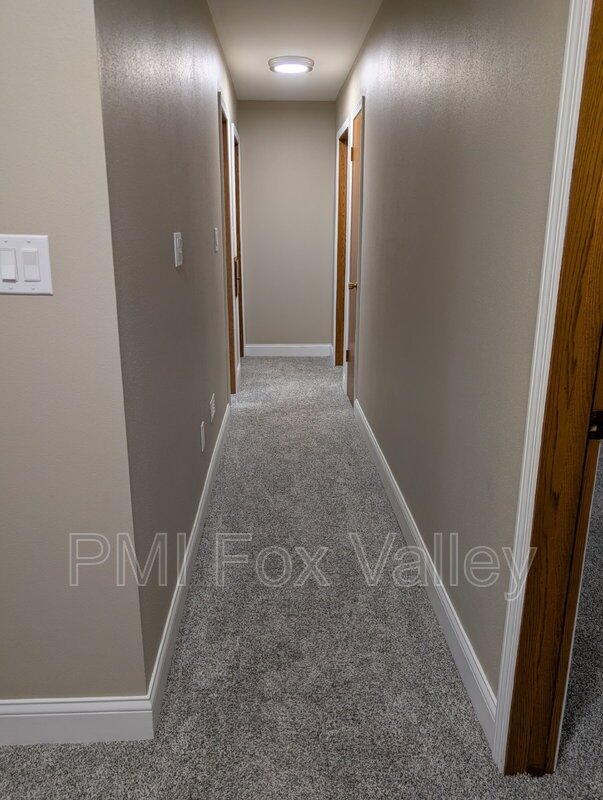 Spacious 4 bedroom 3 bathroom family home in Neenah property image