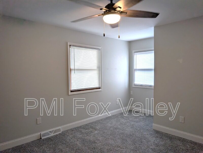 Spacious 4 bedroom 3 bathroom family home in Neenah property image