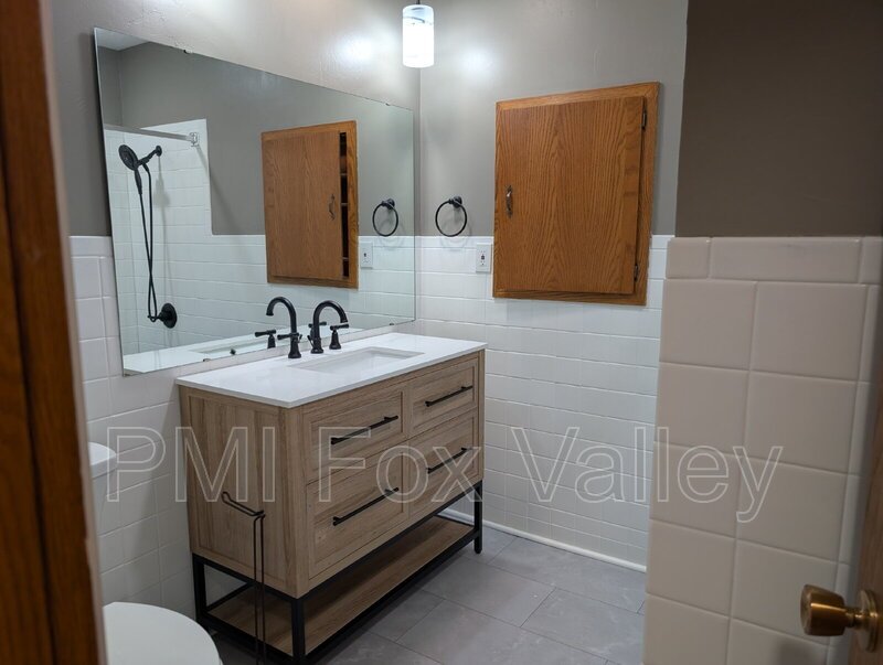 Spacious 4 bedroom 3 bathroom family home in Neenah property image