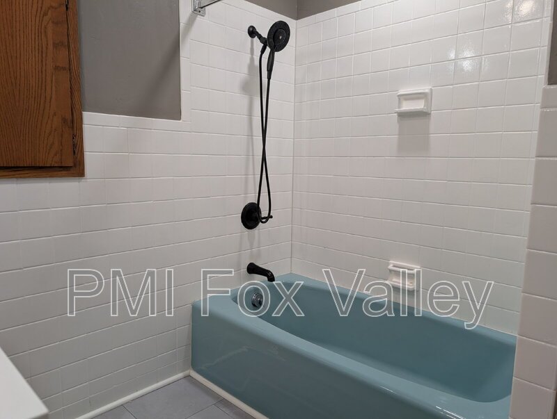 Spacious 4 bedroom 3 bathroom family home in Neenah property image