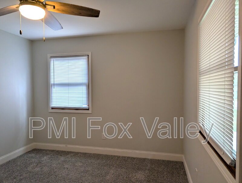 Spacious 4 bedroom 3 bathroom family home in Neenah property image