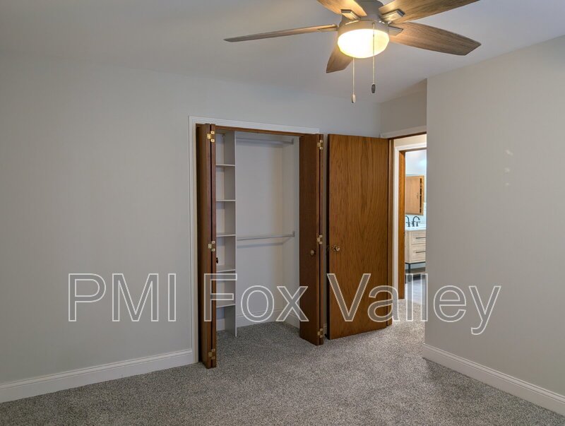 Spacious 4 bedroom 3 bathroom family home in Neenah property image