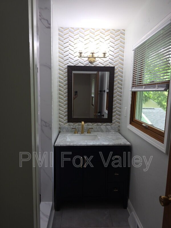 Spacious 4 bedroom 3 bathroom family home in Neenah property image