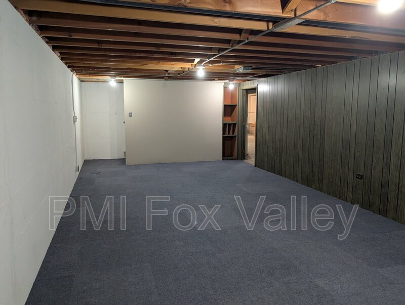 Spacious 4 bedroom 3 bathroom family home in Neenah property image