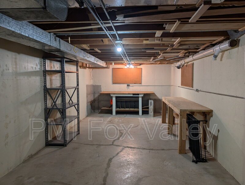 Spacious 4 bedroom 3 bathroom family home in Neenah property image