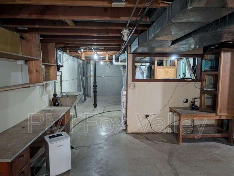 Spacious 4 bedroom 3 bathroom family home in Neenah property image